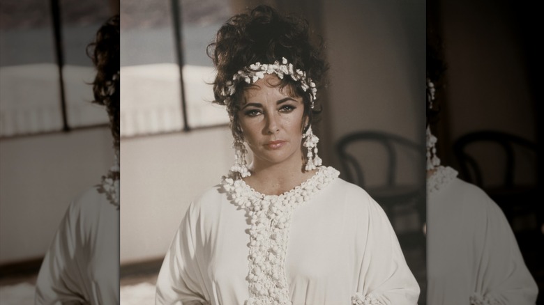 Elizabeth Taylor como Flora en 