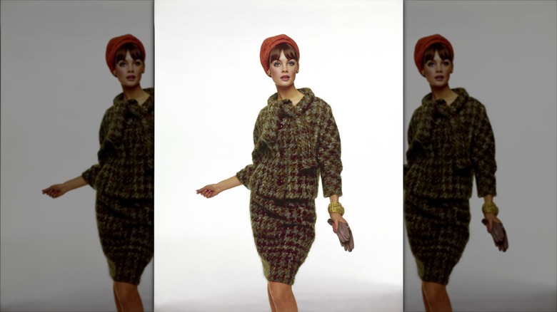 Jean Shrimpton con traje de falda de tweed y sombrero naranja