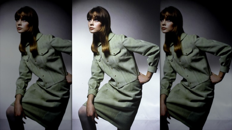 Jean Shrimpton posa con un traje de falda verde salvia a juego