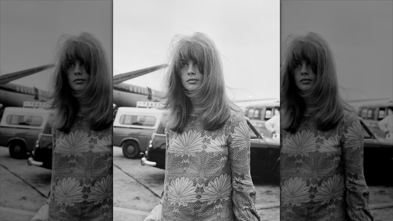 Jean Shrimpton con capas voluminosas y flequillo