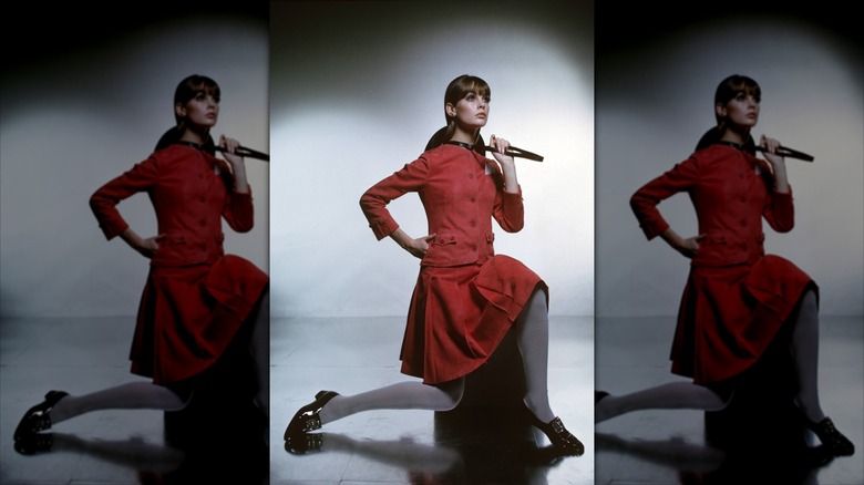 Jean Shrimpton posa con un traje rojo de falda a juego