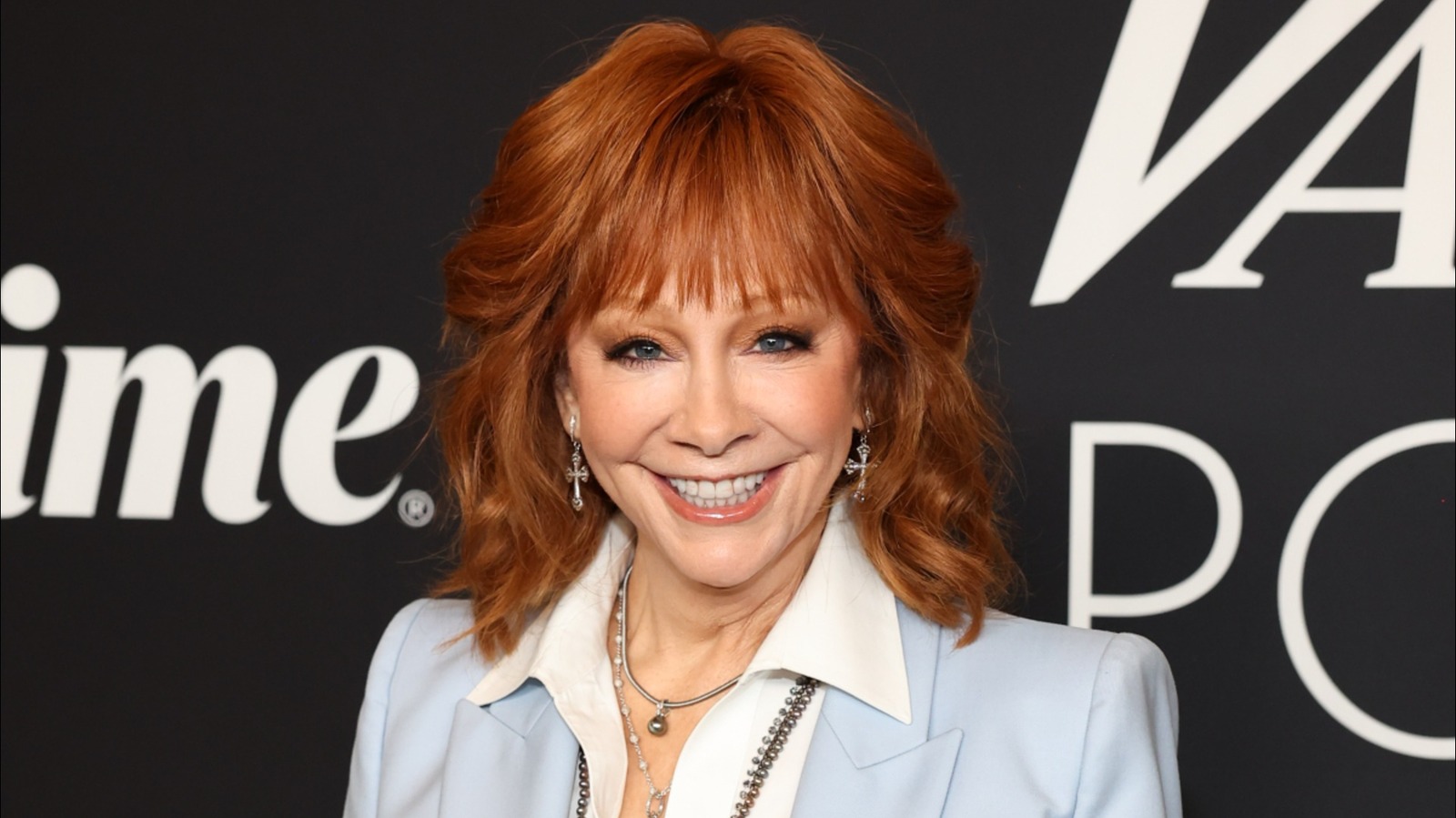 6 peinados de Reba McEntire perfectos para mujeres mayores de 40 años