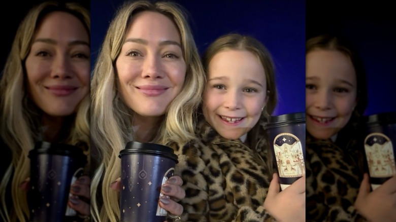 Hilary Duff lleva su cabello rubio suelto en ondas sueltas mientras posa con su hija Banks mientras sostiene chocolates calientes.