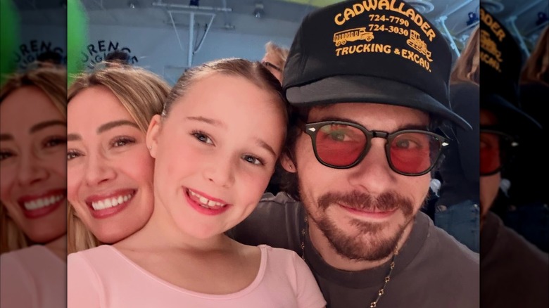 Hilary Duff y su esposo Matthew Koma posan con su hija Banks con su leotardo rosa después de un espectáculo de danza en 2026.