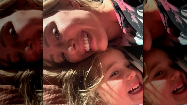 Hilary Duff y su hija Banks se abrazan con el pelo suelto y las cabezas juntas sobre una almohada antes de acostarse.