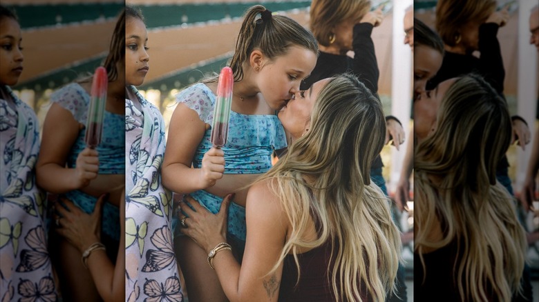 Hilary Duff lleva su largo cabello rubio suelto mientras besa a su hija Banks en la fiesta de su séptimo cumpleaños, en 2026.