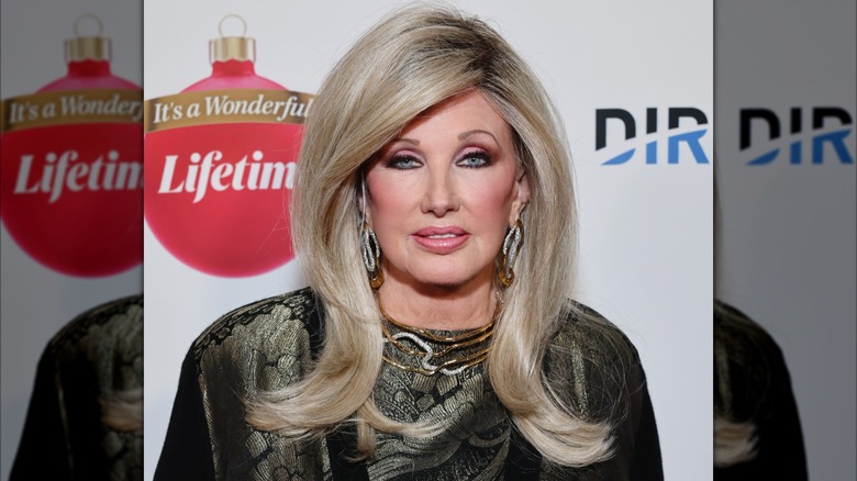 Morgan Fairchild en un evento en 2023 con un reventón suave y flequillo lateral.