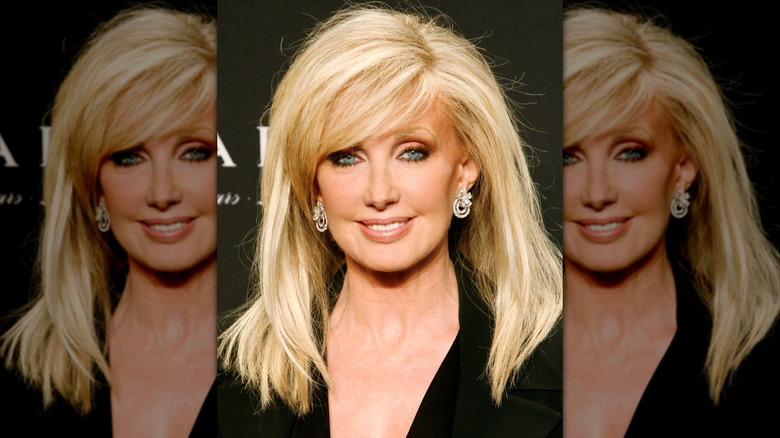 Morgan Fairchild en un evento en 2009 con el pelo liso vistiendo de negro.