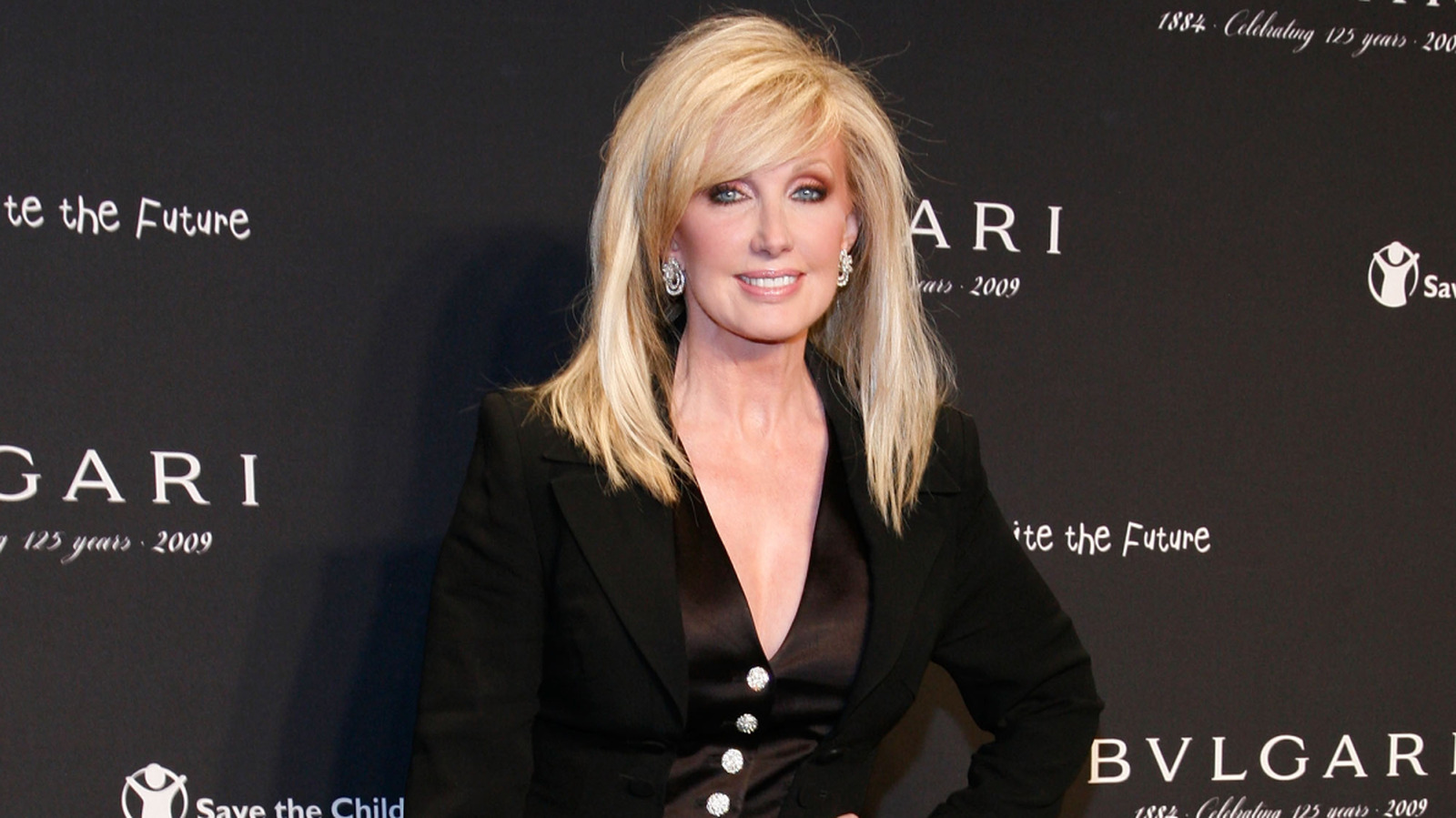8 fotos del voluminoso flequillo de Morgan Fairchild que te harán alcanzar las tijeras