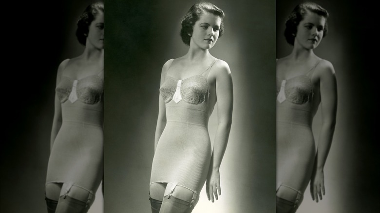 Una fotografía en blanco y negro de una mujer vestida con lencería modesta.