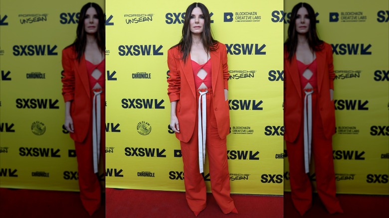 Sandra Bullock vestida de rojo el 12 de marzo de 2022