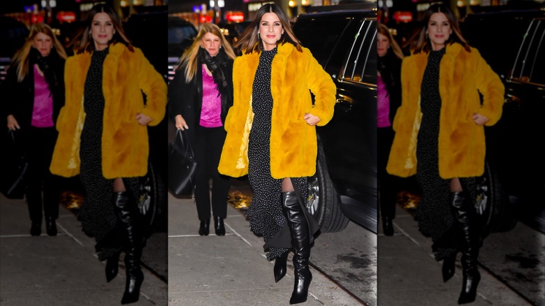 Sandra Bullock con un vestido de lunares y una llamativa chaqueta de piel