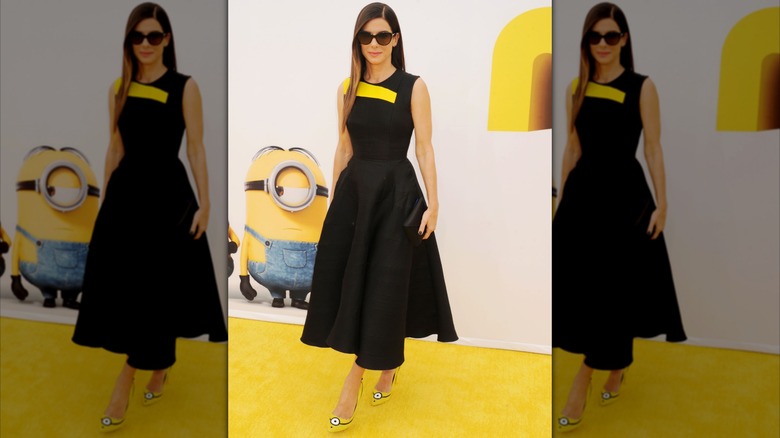 Sandra Bullock con tacones altos de los Minions y un vestido negro