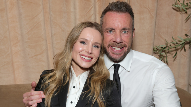 Kristen Bell y su esposo Dax Shepard se toman una foto juntos en un evento de prensa.