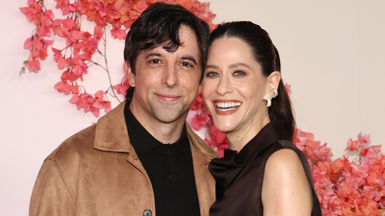 Jackie Tohn y su novio Joe Gillette sonríen mientras posan para las cámaras en la alfombra roja.