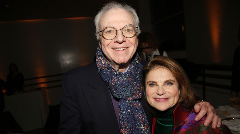 Tovah Feldshuh posa con su esposo Andrew Harris Levy en un evento de prensa.