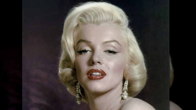 Marilyn Monroe con pendientes de perlas