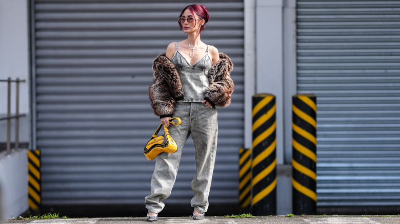 Heart Evangelista en la Semana de la Moda de Milán con jeans con lavado ácido en 2026.