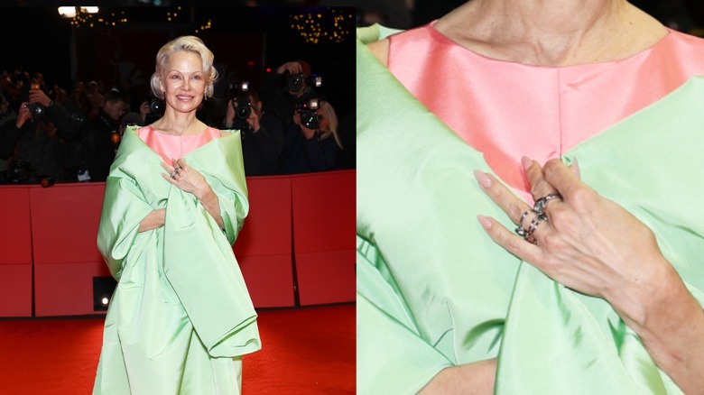 (Izquierda) Pamela Anderson luce un chal verde, un vestido rosa y una manicura neutra en el Festival Internacional de Cine Berlinale 2026 (R) De cerca hasta las uñas.