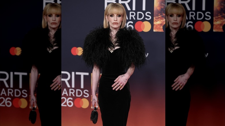 Kelly Osbourne con un vestido negro en los BRIT Awards
