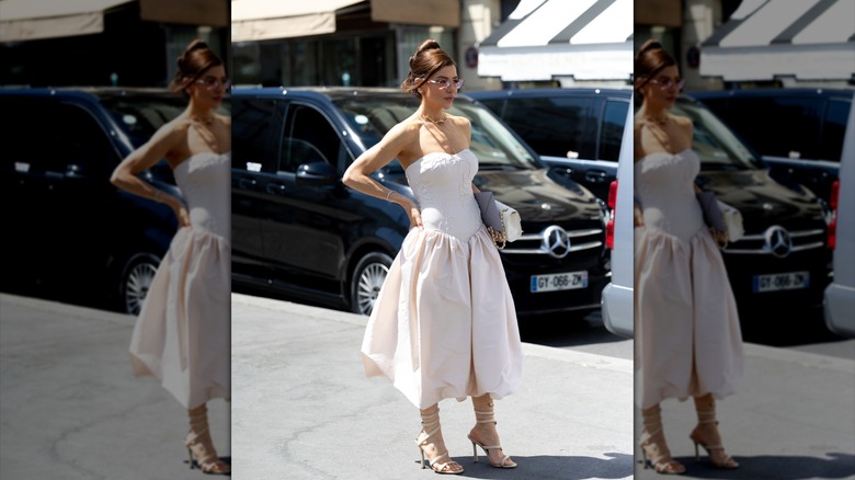 Una persona que lleva un vestido con cintura vasca.