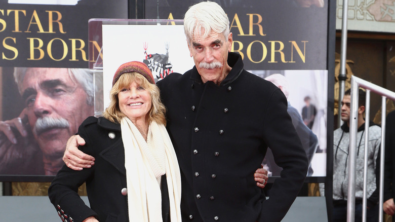 Sam Elliott con su mano sobre el hombro de Katharine Ross en la Ceremonia de Manos y Huellas de Sam Elliott