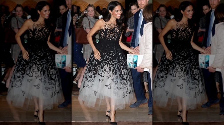 Meghan Markle con un vestido blanco y negro adornado con pájaros
