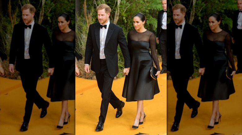 Meghan Markle con un vestido negro de corte A junto al príncipe Harry con traje