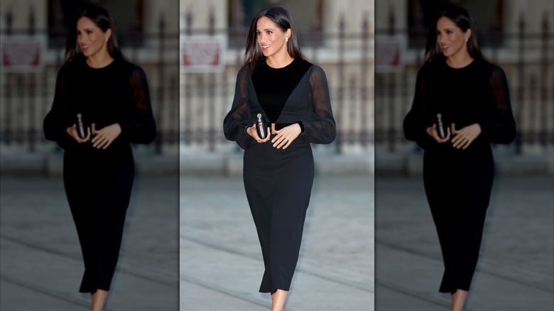 Meghan Markle pasea luciendo un vestido negro con mangas abullonadas transparentes