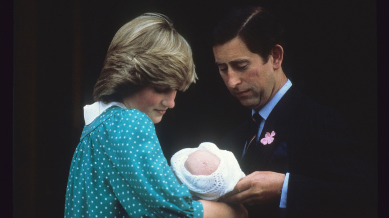 La princesa Diana y el príncipe Carlos con el príncipe William