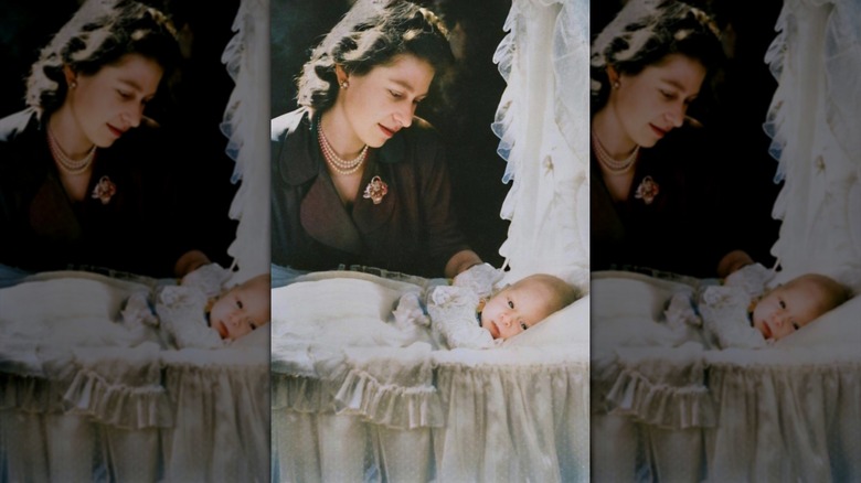 La reina Isabel II con el príncipe Carlos en 1948