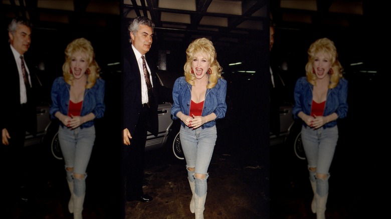 Dolly Parton sonríe con un conjunto de mezclilla sobre mezclilla