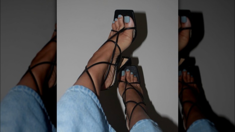 Una pedicura azul denim polvoriento.