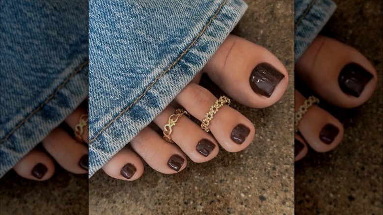 Una pedicura marrón espresso.