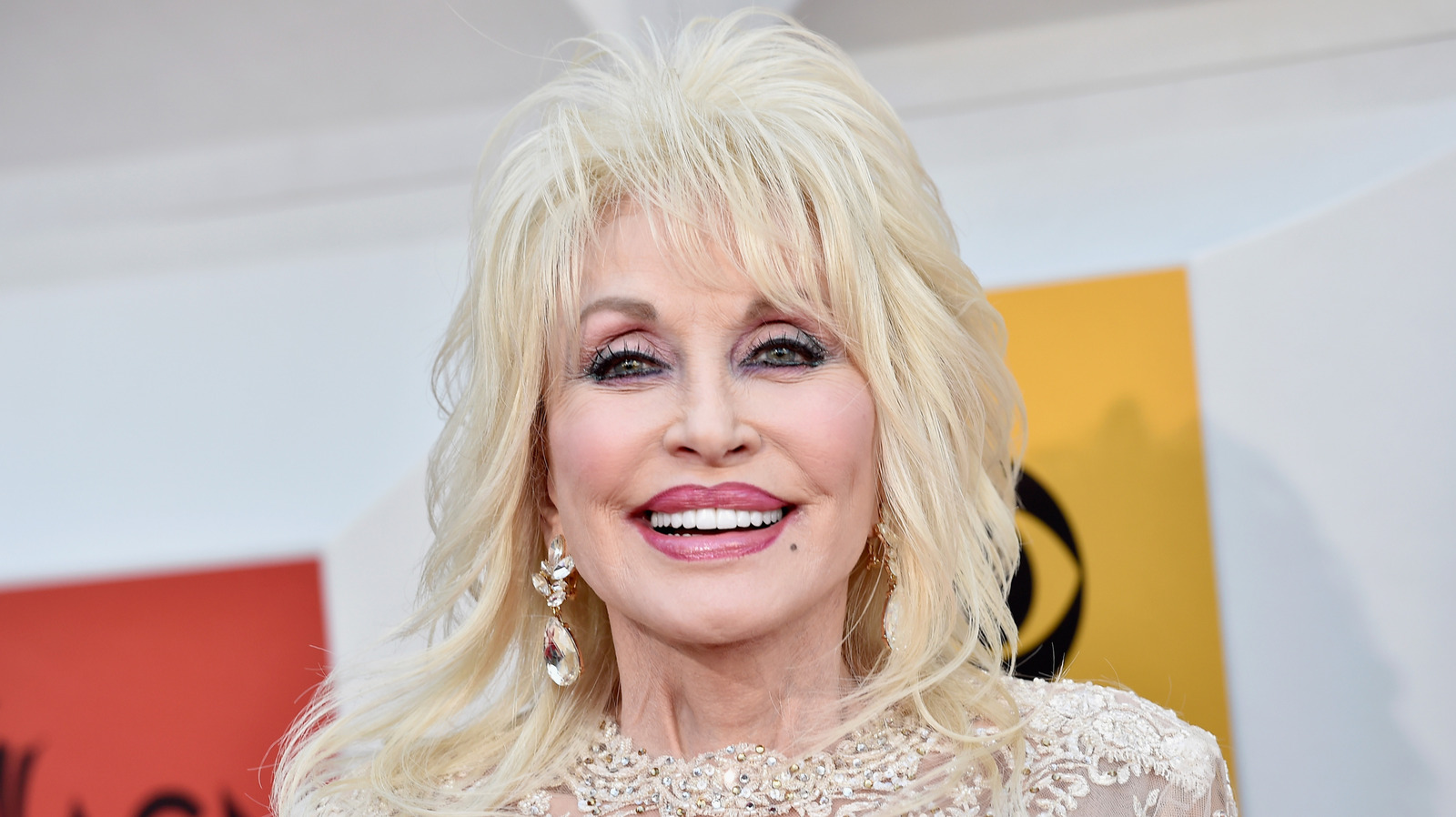 Cómo la difícil infancia de Dolly Parton la ayudó a cambiar la narrativa de la 'rubia tonta'