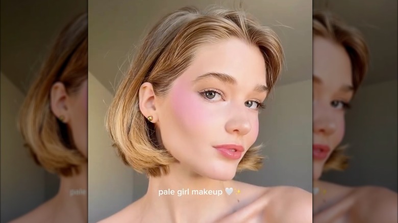 Una persona pálida con maquillaje cottagecore sonrojado.
