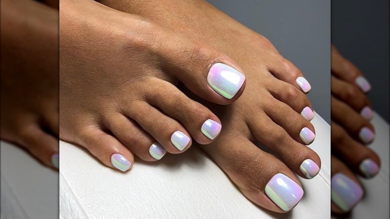 Una pedicura con esmalte de uñas nacarado iridiscente.