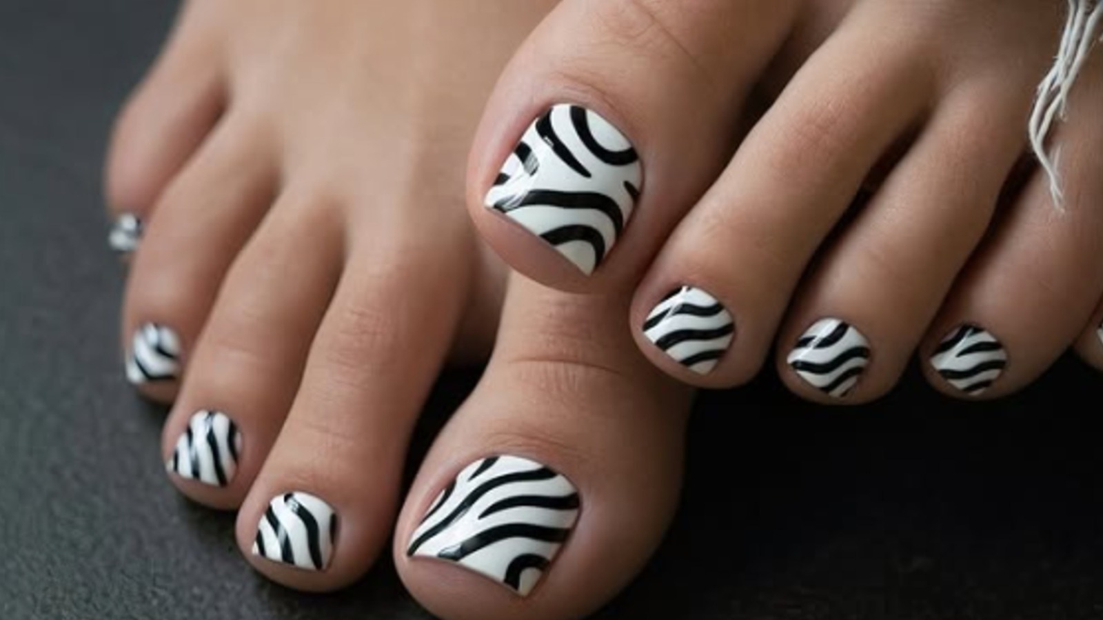 8 colores y diseños de pedicura que desprenden las mejores vibraciones de los 90