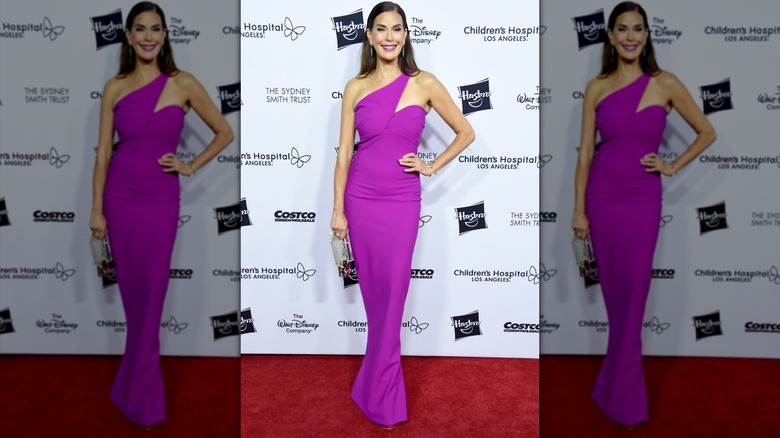 Teri Hatcher con vestido morado con escote estructural
