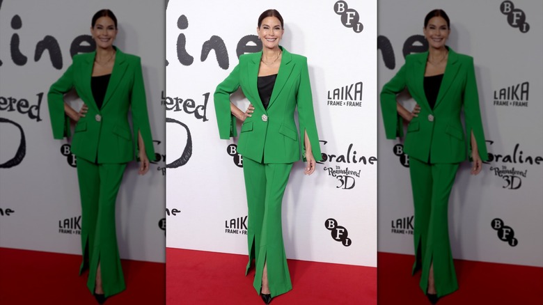 Teri Hatcher con un traje verde con dobladillos y puños acampanados