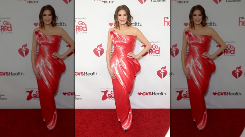 Teri Hatcher con un vestido estructural rojo sin tirantes