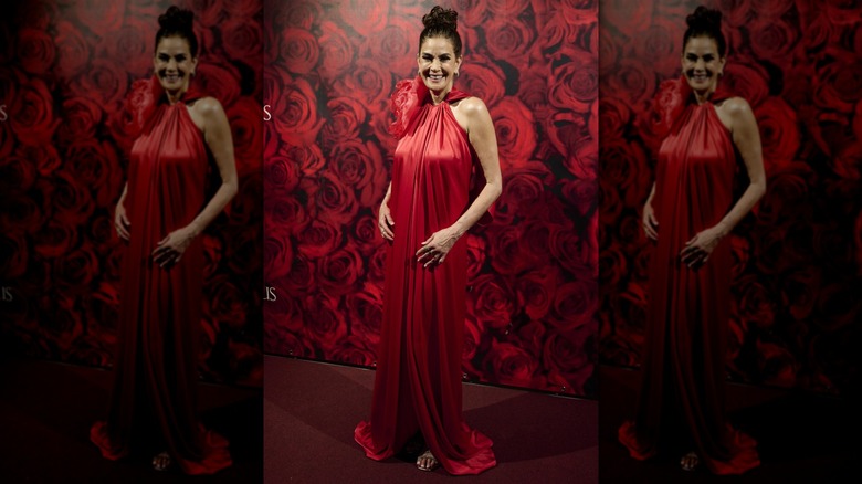 Teri Hatcher con vestido rojo con adorno floral en el escote