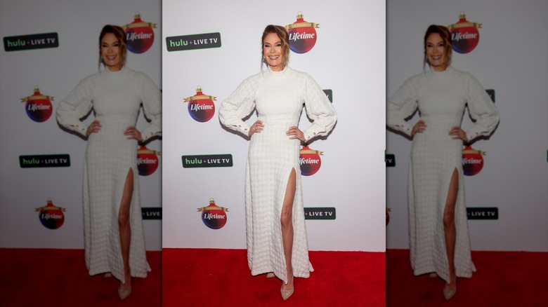 Teri Hatcher con un vestido blanco con abertura en el muslo
