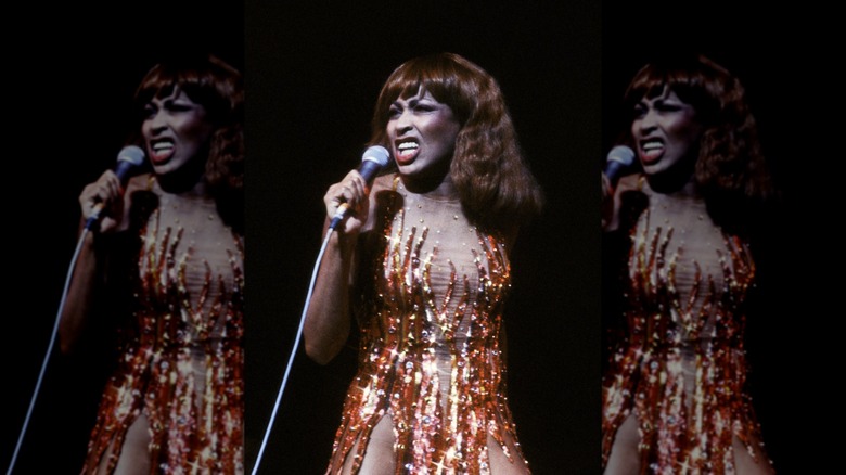 Tina Turner con un vestido inspirado en las llamas de Bob Mackie en 1978