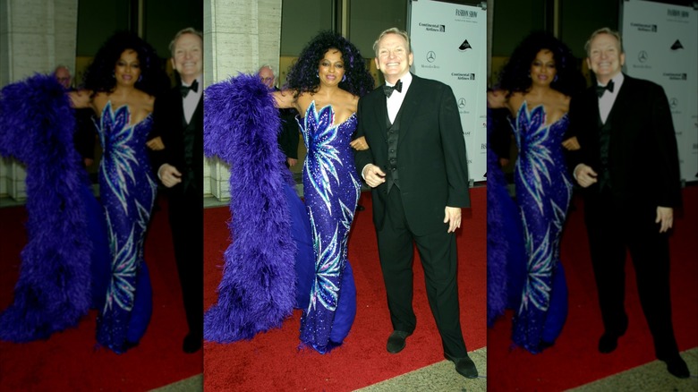 Diana Ross con un vestido morado sin tirantes y una capa en la foto con Bob Mackie