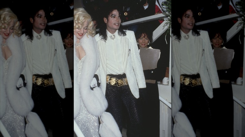 Madonna luce un vestido blanco de lentejuelas diseñado por Bob Mackie y un chal de piel junto a Michael Jackson.