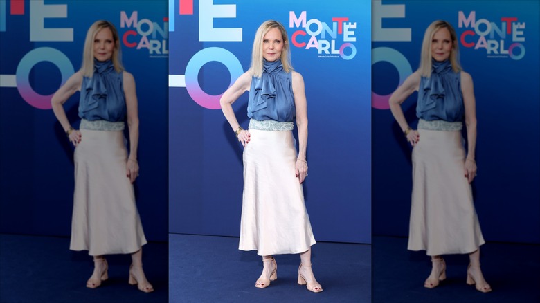 Melissa Sue Anderson posa con una falda de raso beige y una blusa de volantes azul