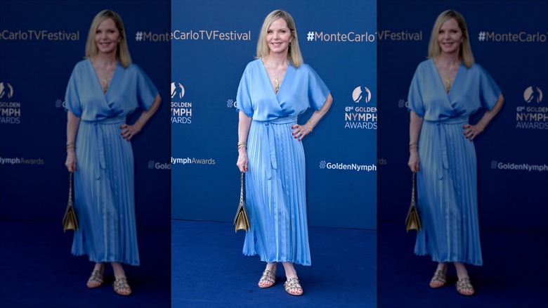 Melissa Sue Anderson sonríe con un vestido largo de satén azul claro