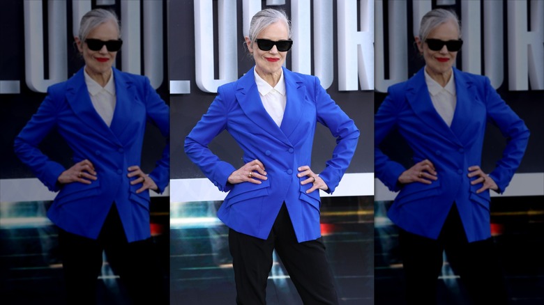Elizabeth McGovern posa con gafas de sol negras y un blazer azul brillante