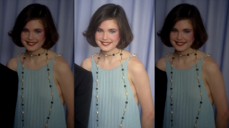 Elizabeth McGovern sonríe con el pelo recogido en un suave bob castaño